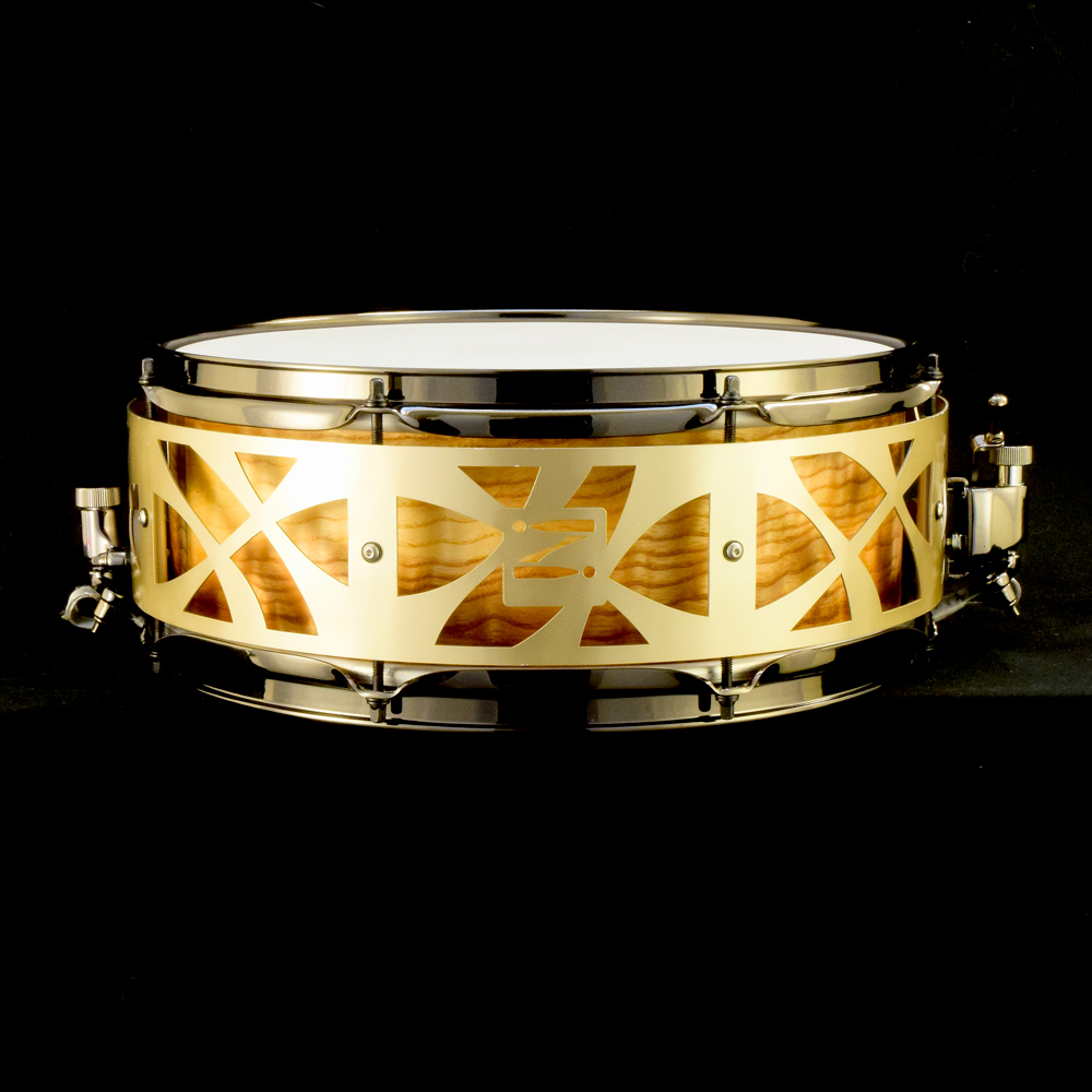 Ash stave shell with real wood veneer in fully free-floating hardware ring