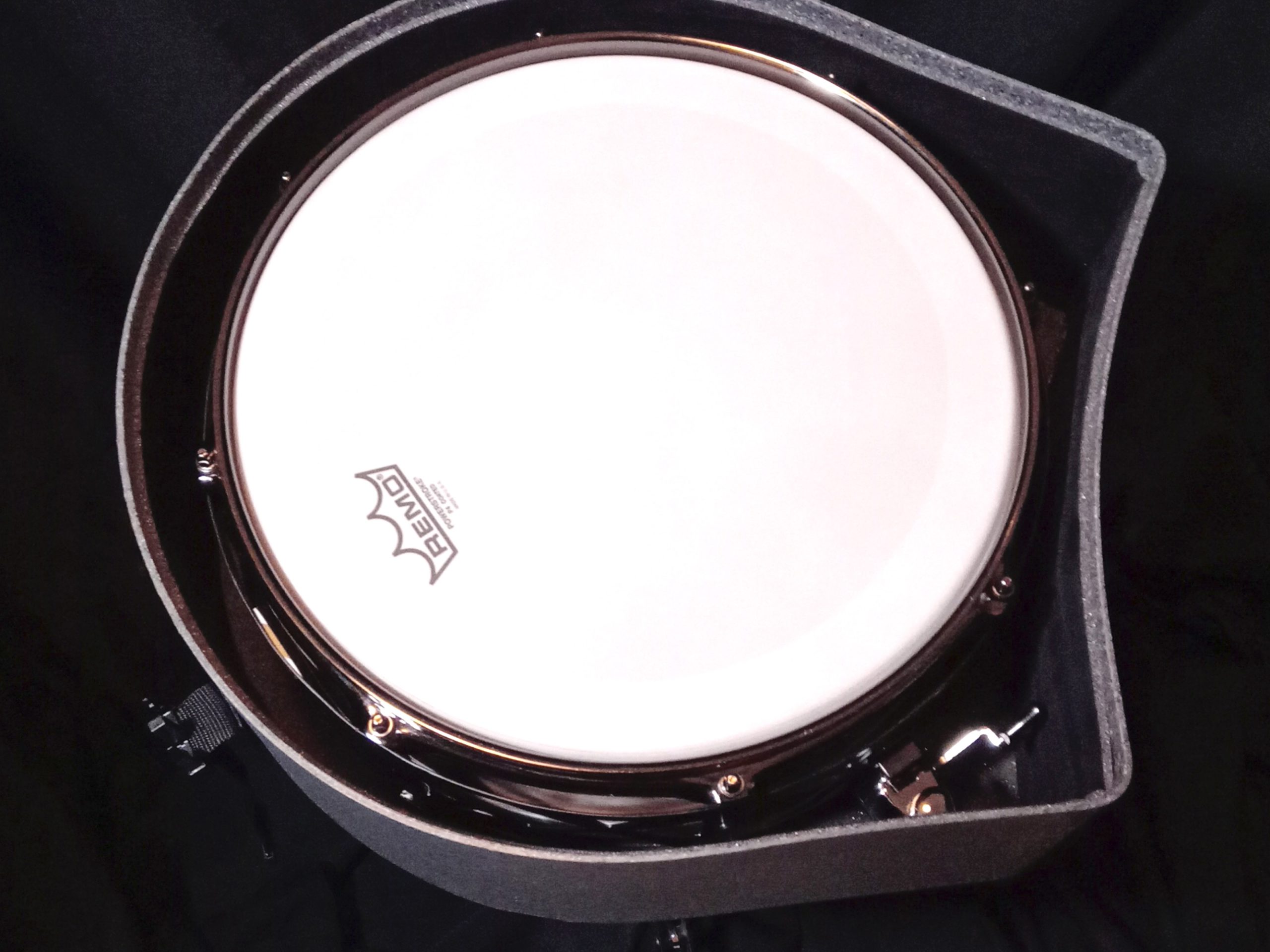 Free floating snare, designer snare drum in case